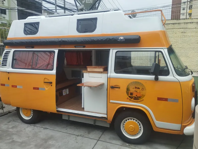 Kombi TR5 montada pela Camper RJ, com teto estendido, toldo e a porta lateral aberta