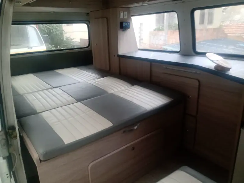 Kombi branca e verde montada pela Camper RJ
