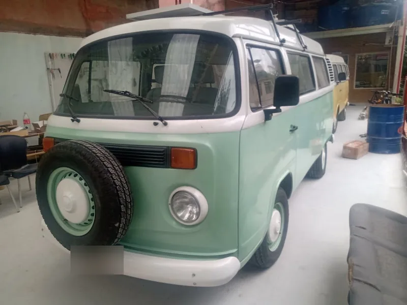 Kombi branca e verde transformada em motorhome pela Camper RJ
