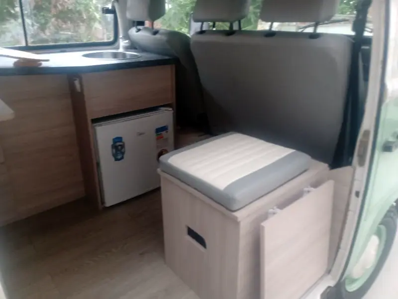 Kombi branca e verde montada pela Camper RJ