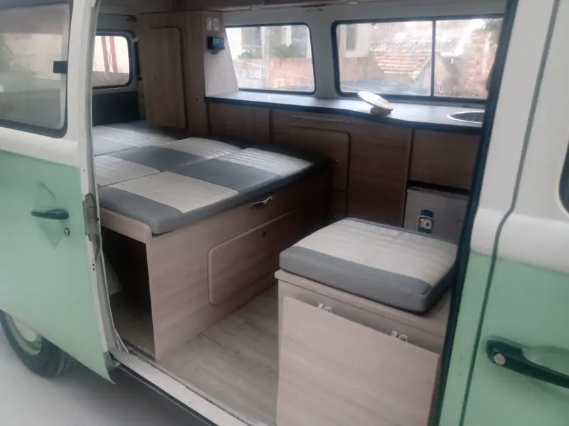 Kombi branca e verde montada pela Camper RJ