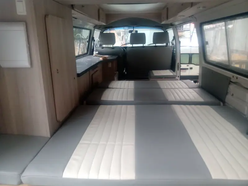 Kombi branca e verde montada pela Camper RJ