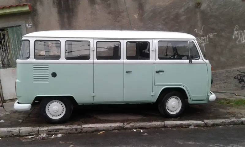 Kombi branca e verde montada pela Camper RJ