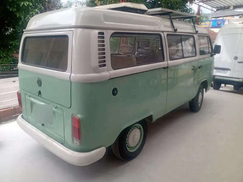 Traseira de uma Kombi motorhome montada pela Camper RJ