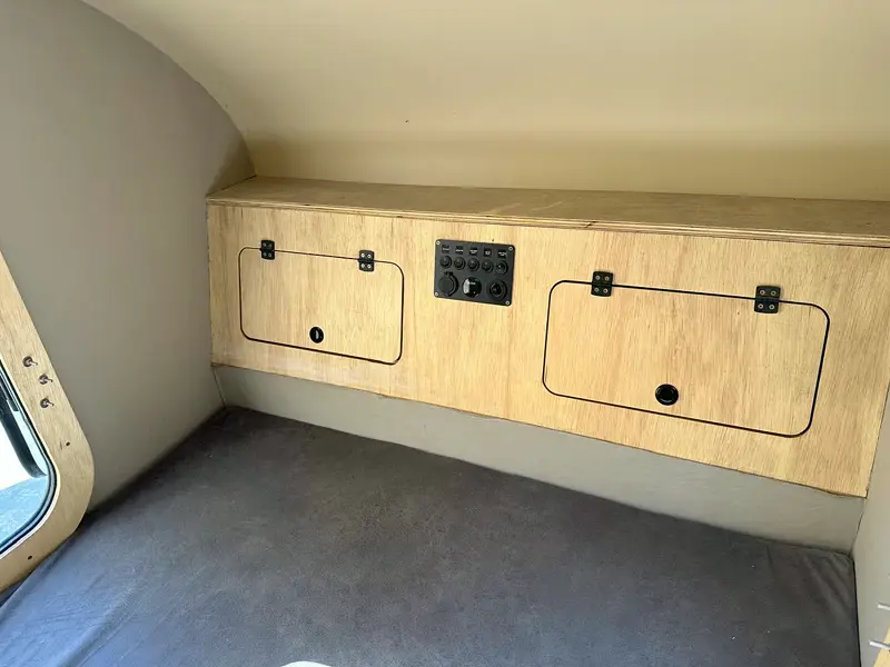 Interior do minitrailer com armários e painel