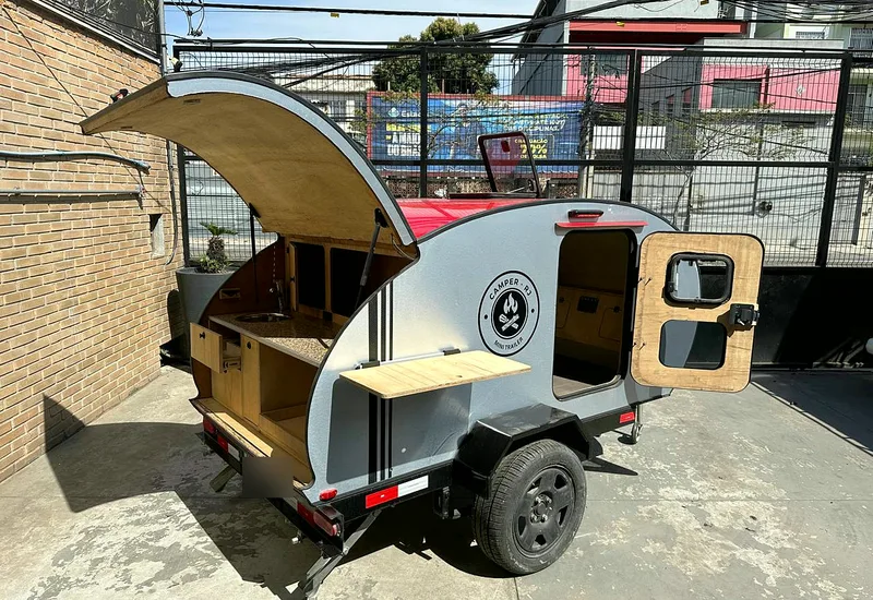 Cozinha traseira do minitrailer aberta