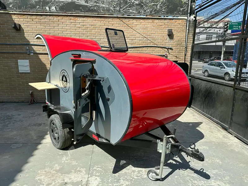 Minitrailer vermelho da Camper RJ com a porta lateral aberta